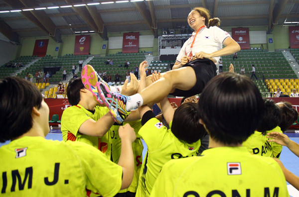 South Korea celebrate with their coach after winning bronze in the Women's Youth World Handball Championship ©IHF