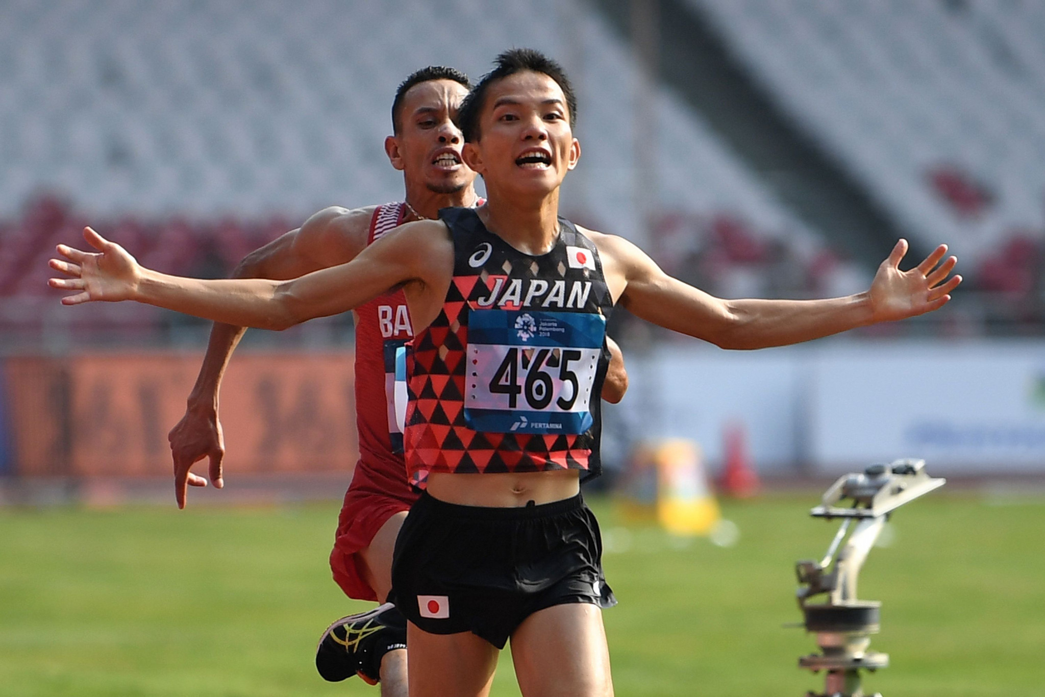 Japan's Hiroto Inoue won the men's marathon in controversial circumstances as Elhassan Elabbassi, behind, felt he was pushed ©Getty Images
