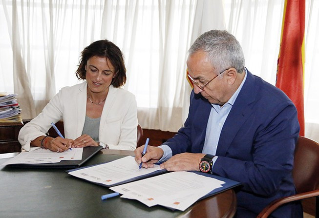 The deal was penned by COE President Alejandro Blanco and Trinidad Alfonso Foundation director Elena Tejedor at the COE's headquarters in Madrid ©COE