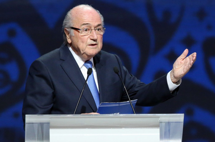 FIFA President Sepp Blatter has urged world football's governing body to support American and Swiss investigations into allegations of corruption in the sport