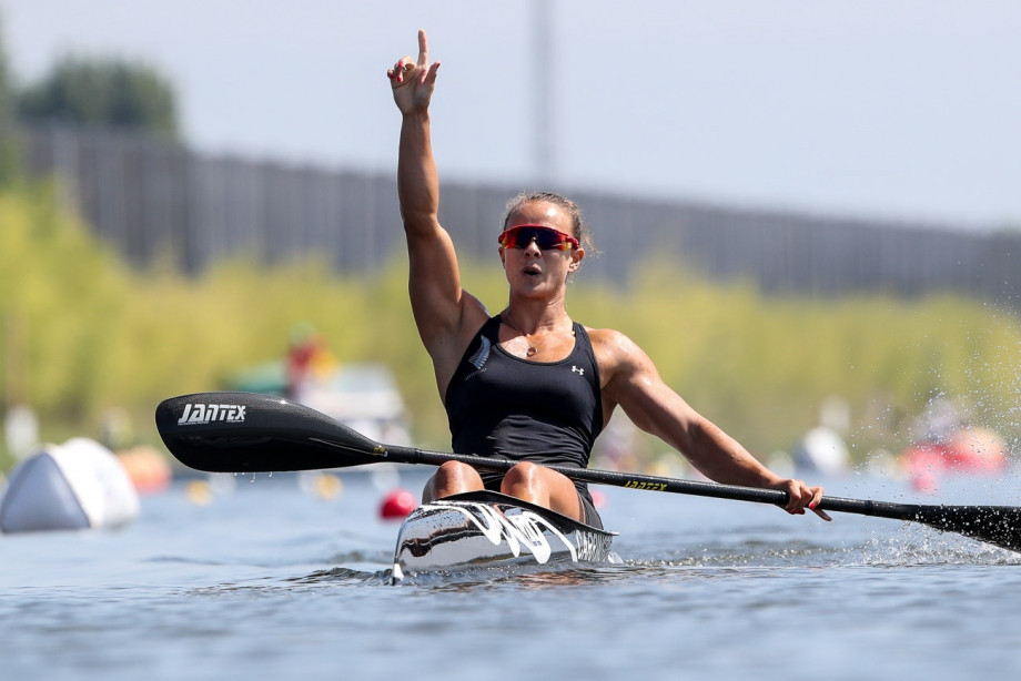 Lisa Carrington celebrated victory in the women's K1 200 metres event ©ICF