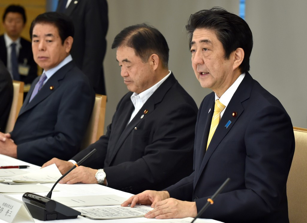 Hakubun Shimomura (left) looks on as Shinzo Abe (right) speaks about the National Stadium plans earlier this summer ©AFP/Getty Images
