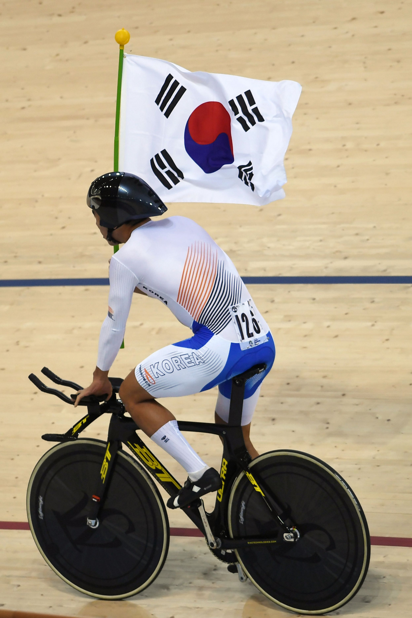 Sanghoon Park won the men's individual pursuit by overlapping his Japanese opponent Ryo Chikatani in the final ©Getty Images