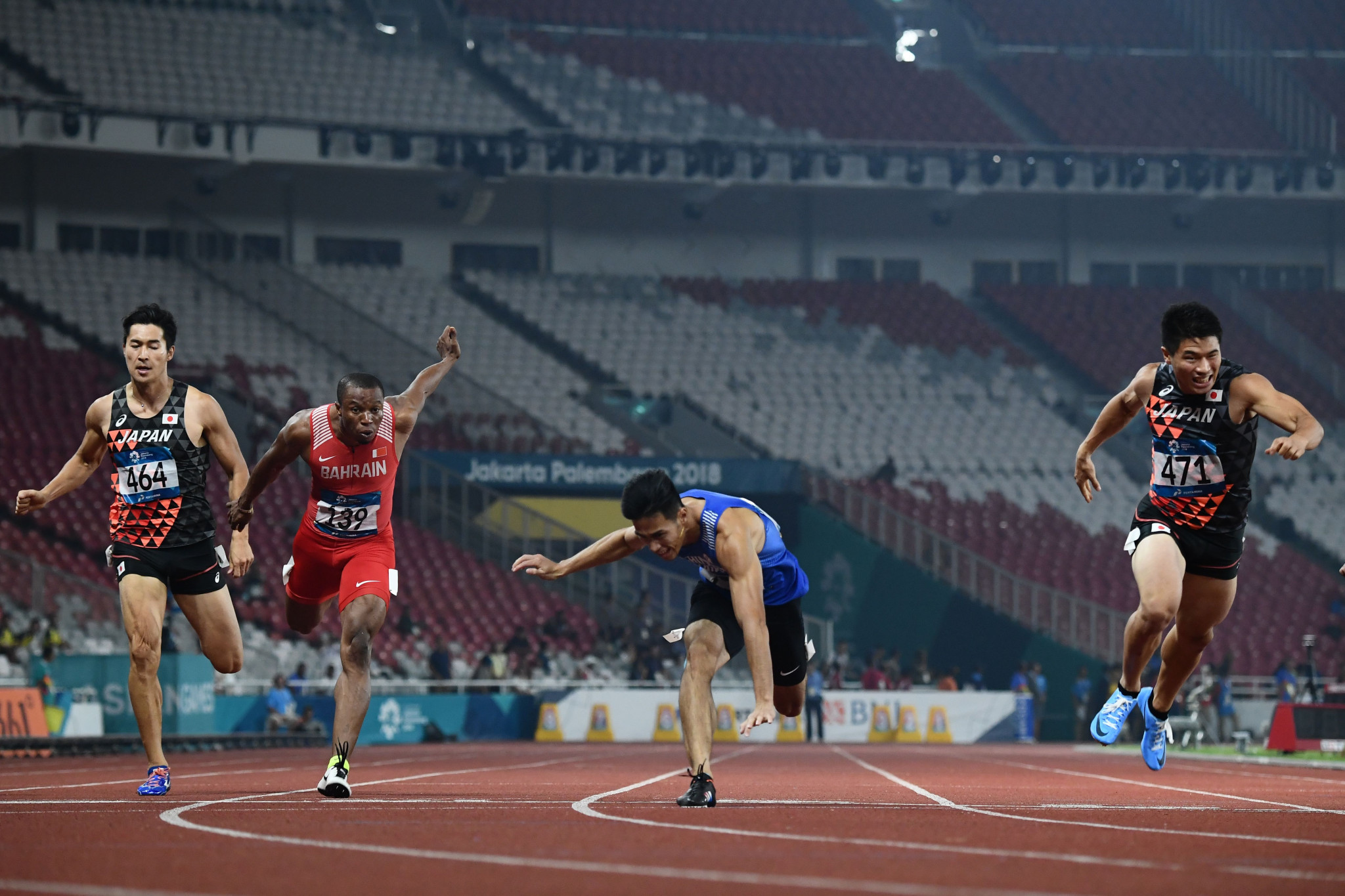Chunhan Yang, centre, dipped for the line too early in the men's 200m and lost his balance, meaning Yuki Kioke, right, snatched the gold ©Getty Images