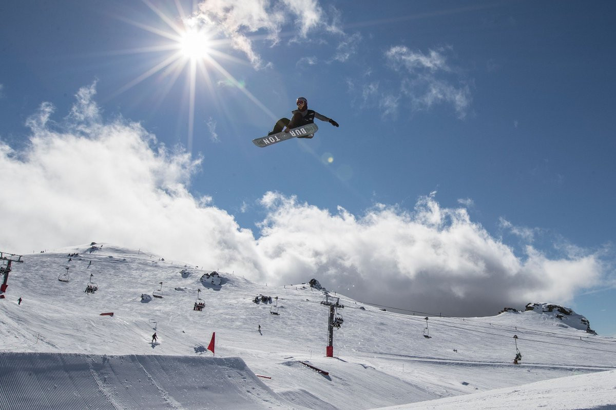 The weather held at Cardrona to allow the Junior World Championship snowboard slopestyle event ©FIS Snowboard/Twitter