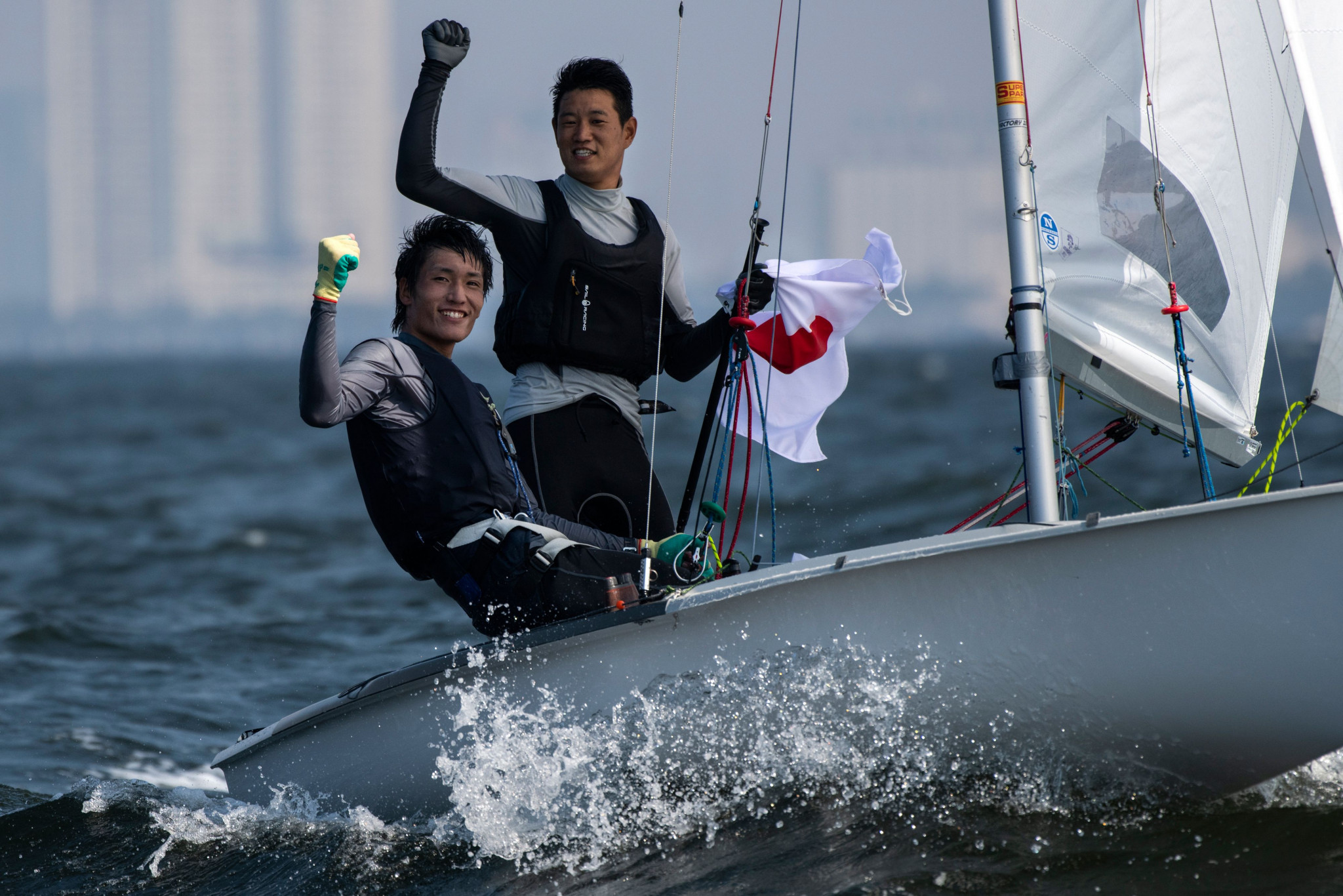 Isozaki Tetsuya and Takayanagi Akira won the men's 470 class for Japan ©Getty Images
