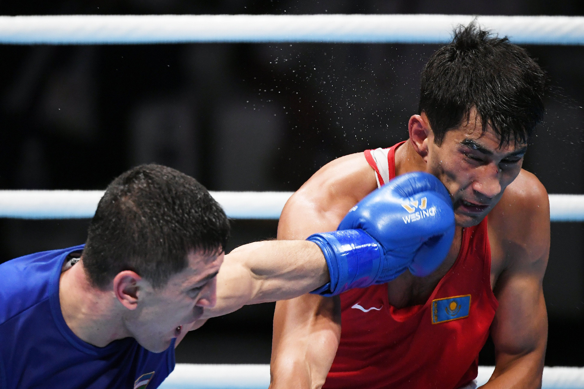 Bobo Usmon Baturov was one of five Uzbek gold medallists in boxing, beating Kazakhstan's Aslanbek Shymbergenov in the men's 69 kilograms final ©Getty Images
