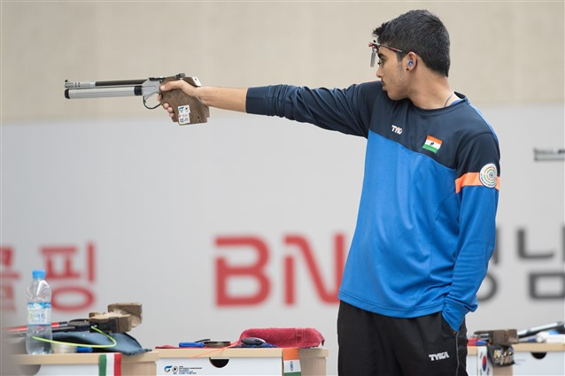 India’s newly established 16-year-old Asian Games champion Chaudhary Saurabh broke his own world record in winning the 10m Air Pistol Men junior event with 245.5 points ©ISSF