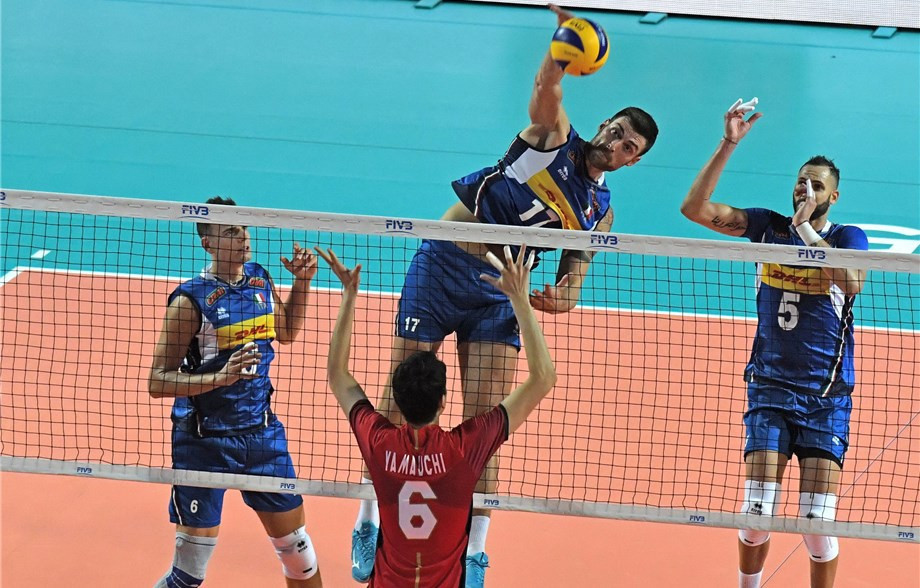 Italy battled past Japan in straight sets ©FIVB