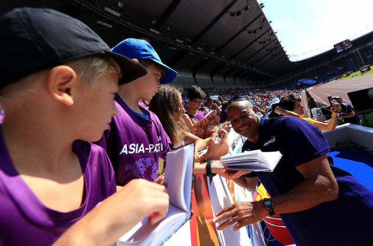 Mike Powell, team captain for the victorious Americas at the weekend's IAAF Continental Cup, signs auographs for young fans trackside ©Getty Images  