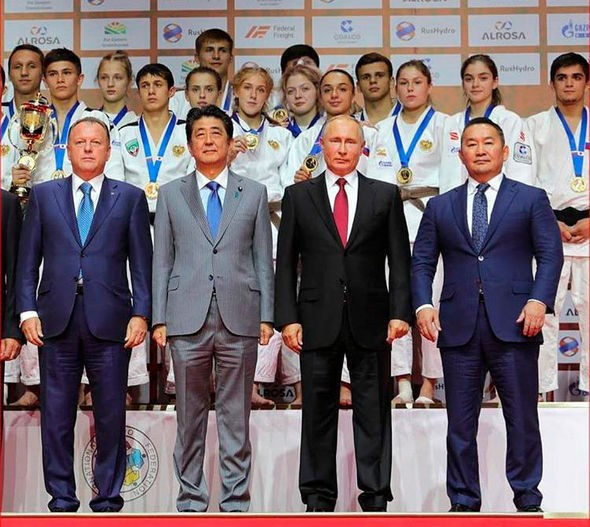 Russian President Vladimir Putin was joined at the tounrament by Japanese Prime Minister Shinzo Abe, centre left, Mongolian President Khaltmaagiin Battulga, right and IJF President Marius Vizer, left ©IJF
