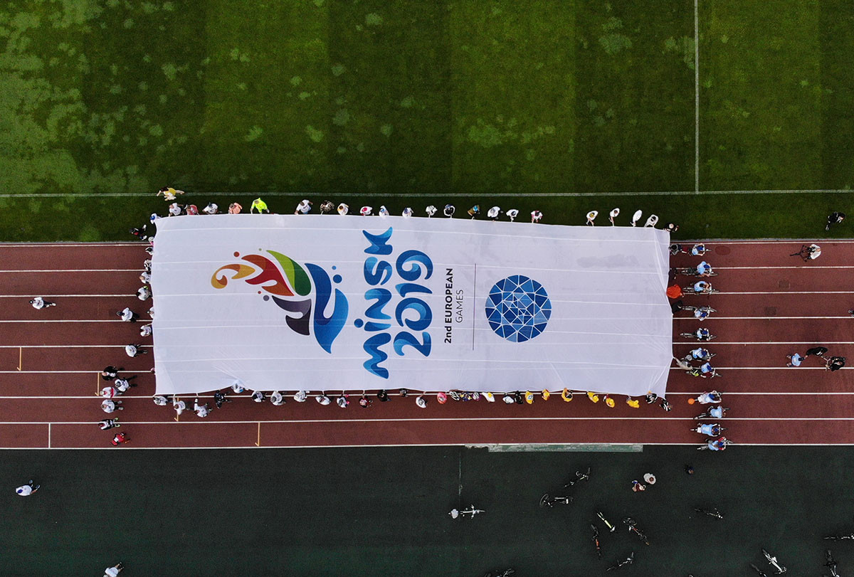 A giant Minsk 2019 flag was unveiled before the start of the race ©Minsk 2019