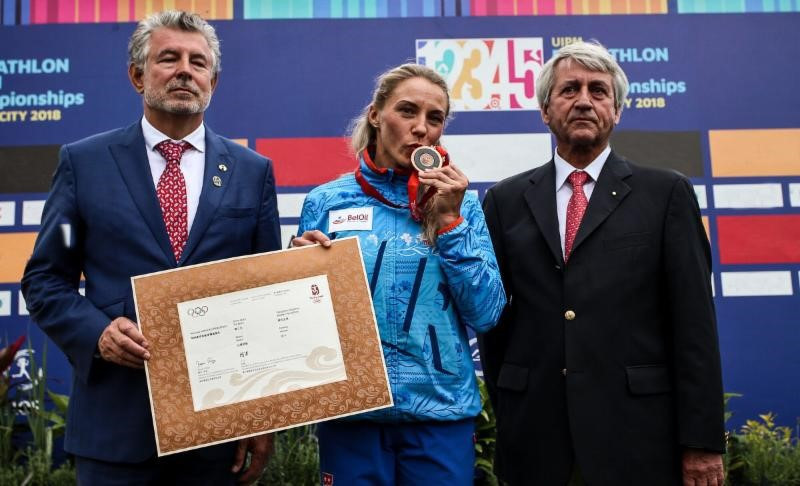Anastasiya Prokopenko was given her medal by UIPM President Klaus Schormann, right, and UIPM vice-president Joel Bouzou, left, ©UIPM