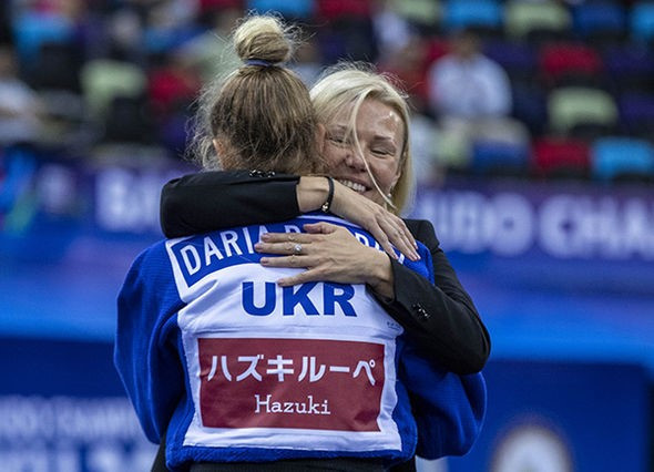 After winning the final, Bilodid ran to embrace her mat-side coach and mother ©IJF