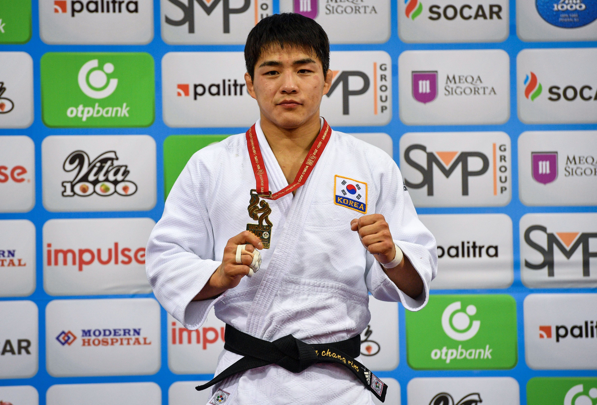 An Changrim poses with his first senior World Championship gold medal after dethroning Hashimoto ©Getty Images