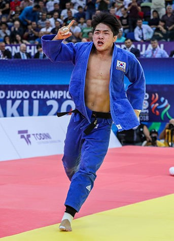 The South Korean judoka jumped up and celebrated with the crowd after being crowned world champion ©IJF