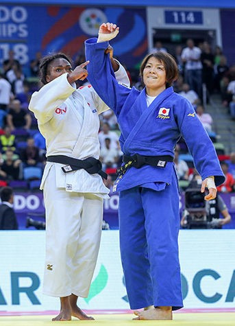 Agbegnenou showed respect to her opponent who forced her into golden score ©IJF