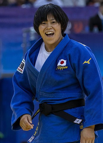 Hamada celebrated with her coach and the crowd as she won Japan's sixth gold ©IJF