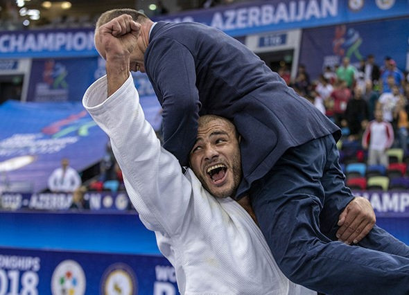 Georgia's Tushishvili embraces his coach after winning the world title ©IJF
