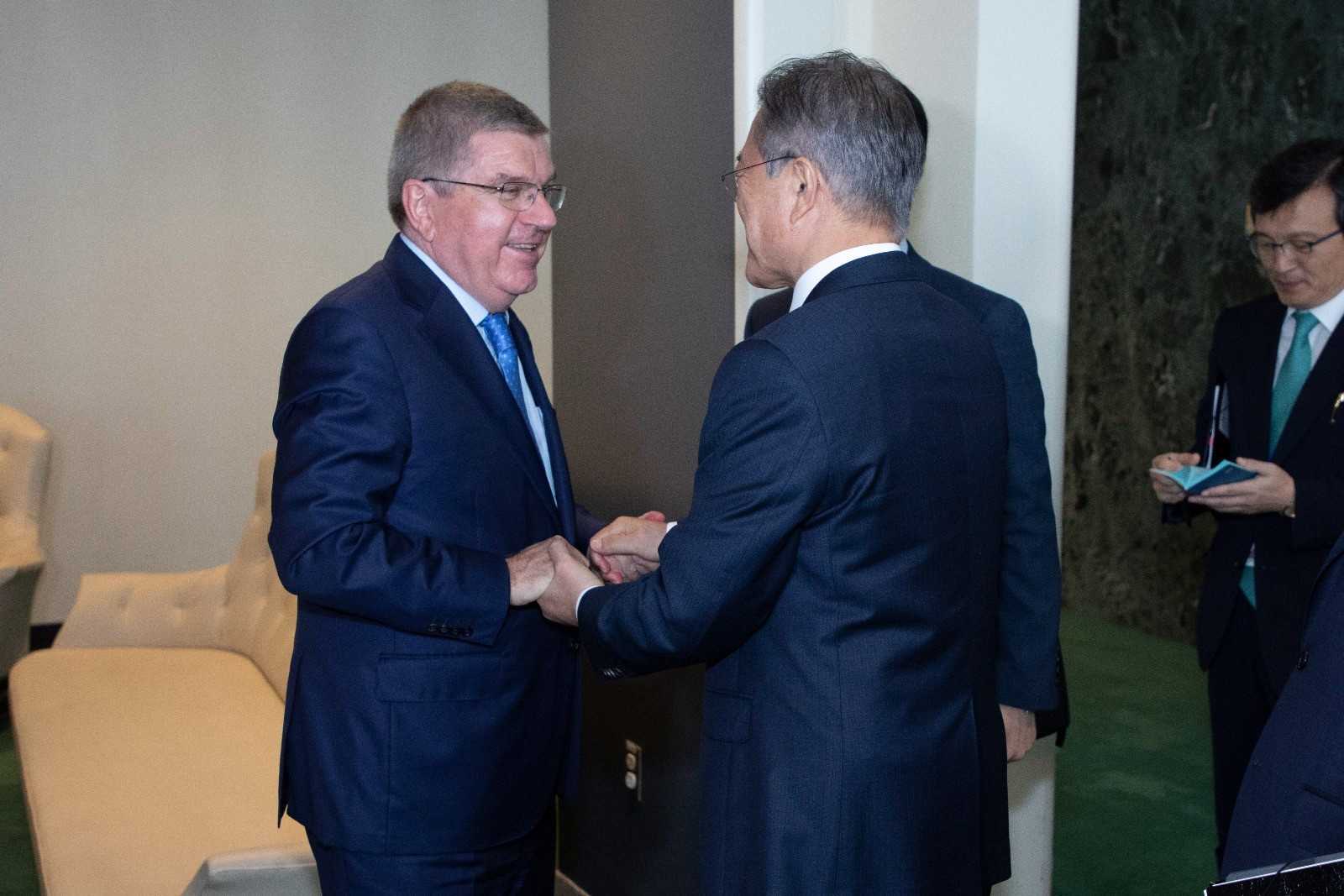 Thomas Bach, left, held talks with Moon Jae-in today ©IOC