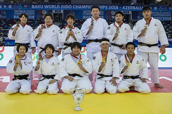 The winning Japanese team with their medals and trophy ©IJF