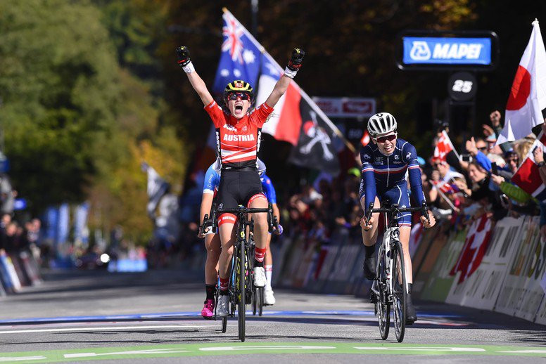 Laura Stigger wins the junior women's road race title at the UCI Road World Championships in her home city of Innsbruck ©UCI