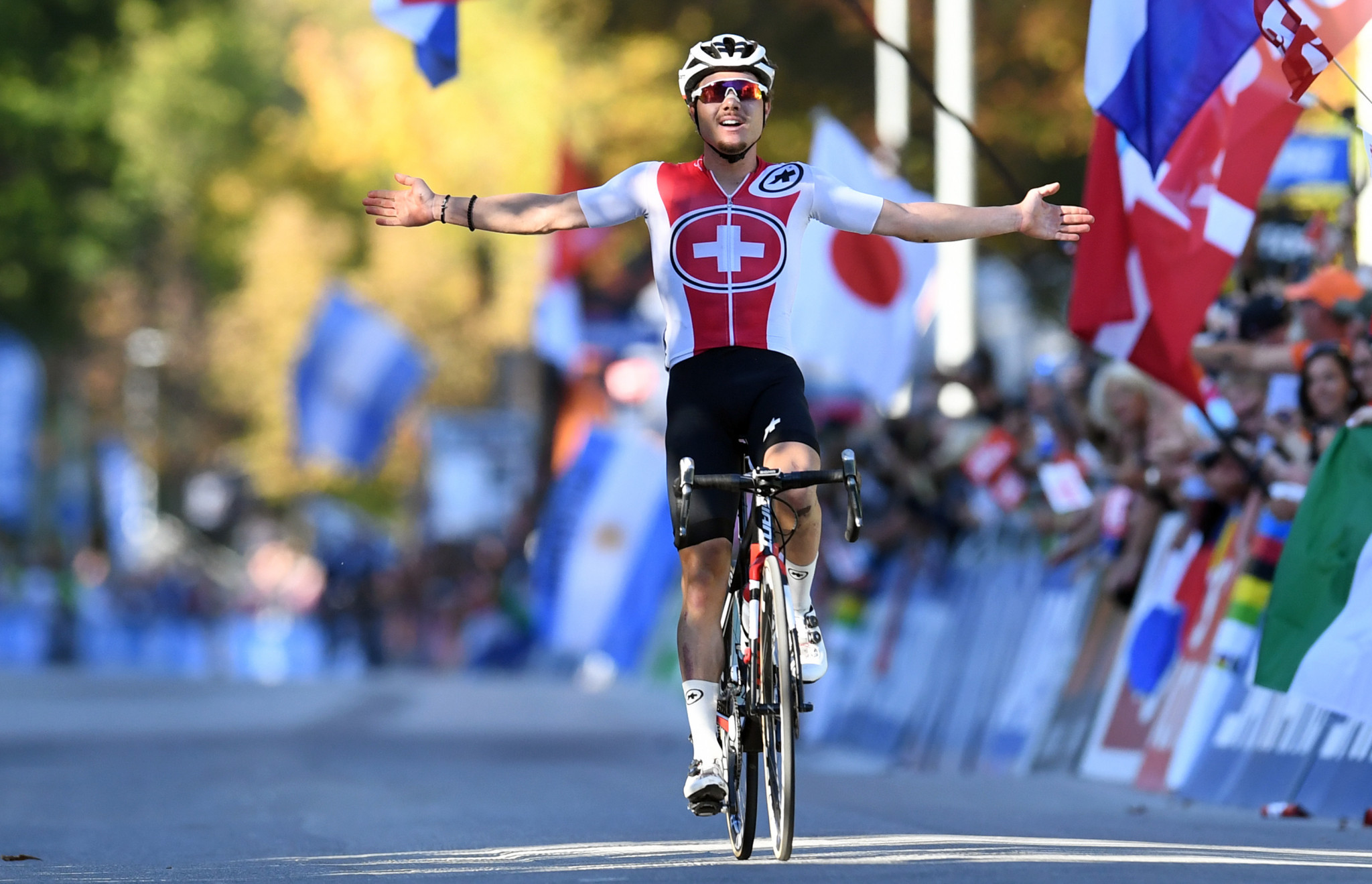 Hirschi secures men's under-23 title at UCI Road World Championships to add to European crown