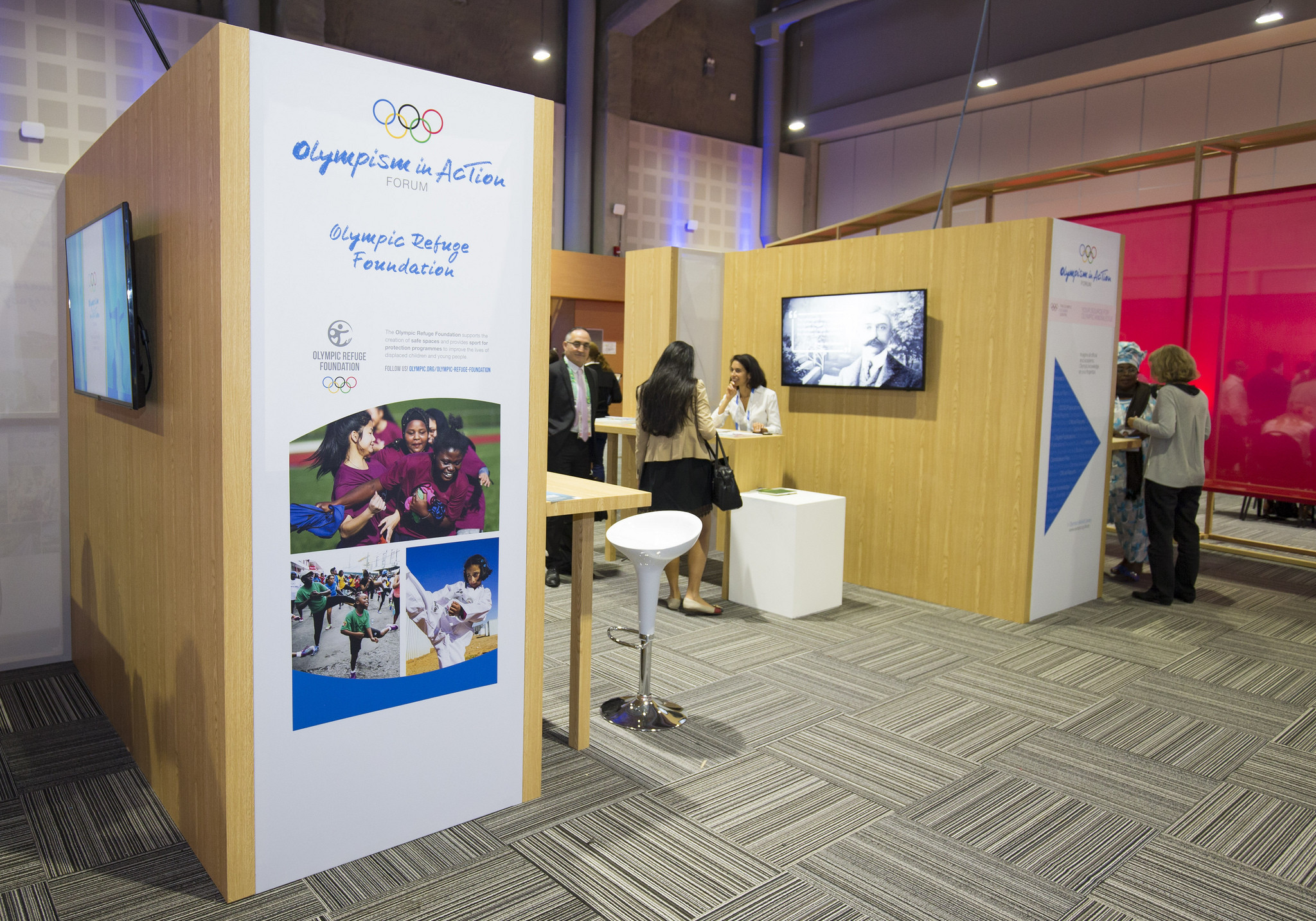 Booths were arranged on the outskirts of the main panel discussions to explore key issues ©IOC