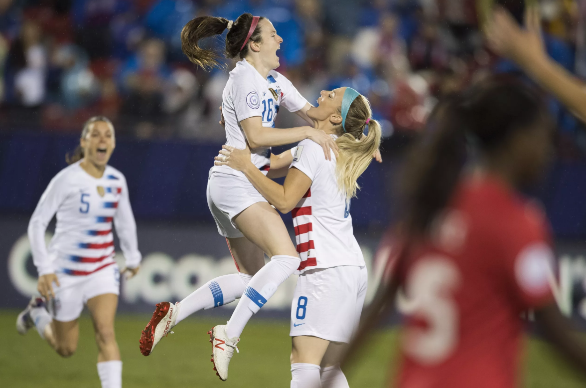 Rose Lavelle is congratulated by her team-mates after scoring the US's first goal ©Mexsport/CONCACAF