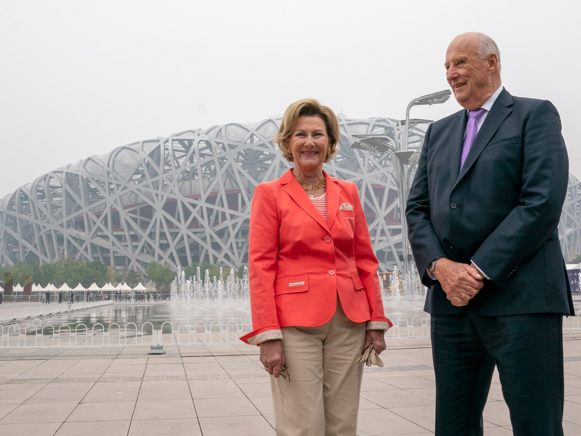 Norway's King Harald V and Queen Sonja pose outside the Bird's Nest, which is due to be used for the Opening and Closing Ceremonies during Beijing 2022 ©The Royal House of Norway