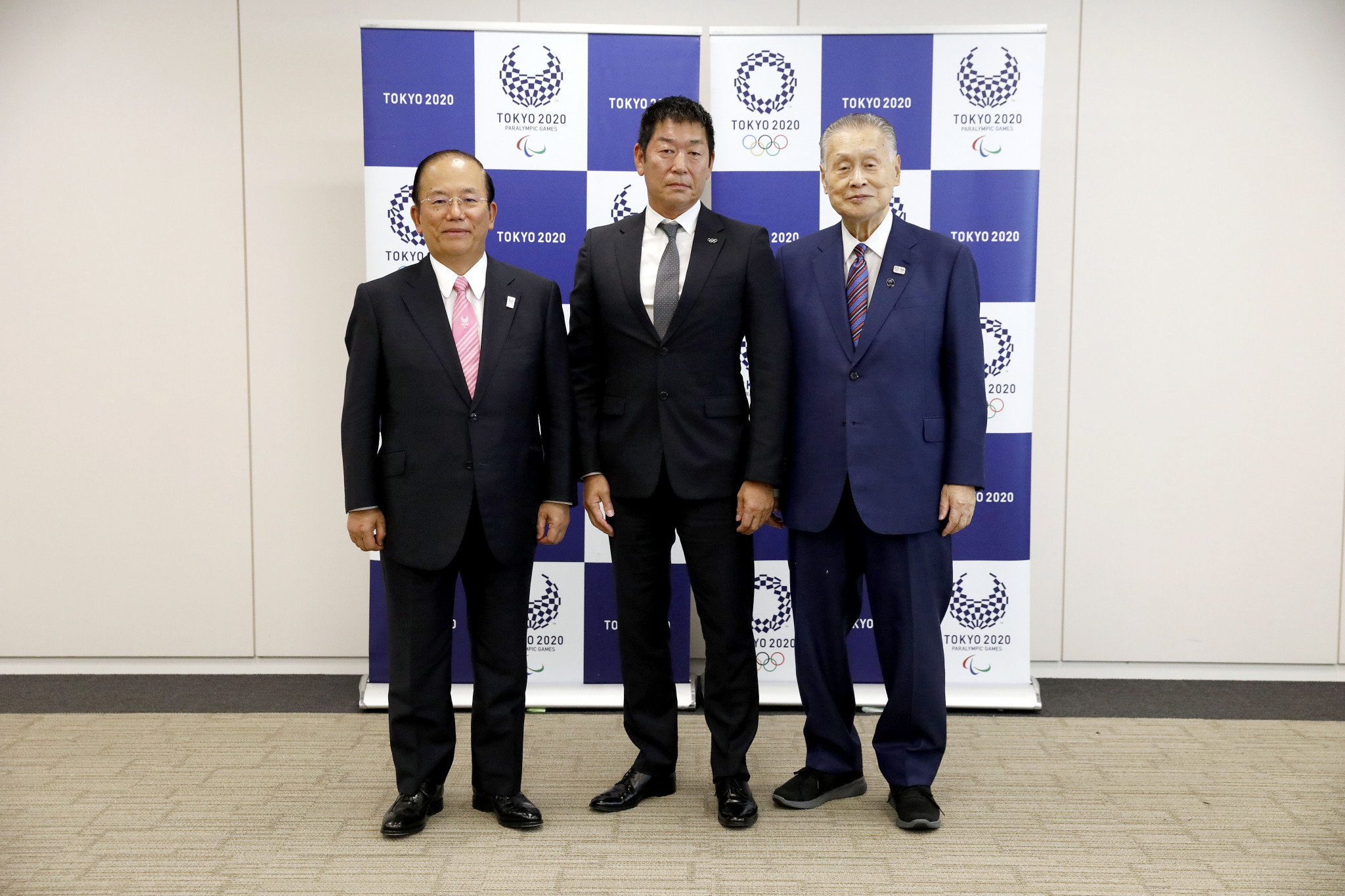 Morinari Watanabe, centre, has met with Tokyo 2020 President Yoshirō Mori, right, and chief executive Toshirō Mutō, left, after returning from Buenos Aires where he was elected an IOC member ©Tokyo 2020
