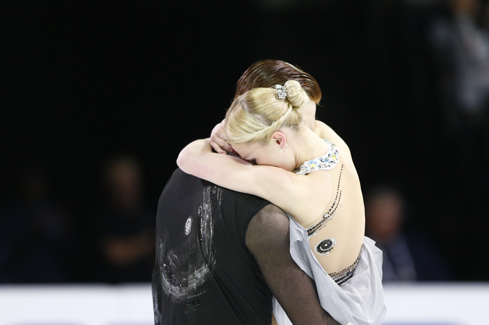 Evgenia Tarasova embrace after sealing the pairs title ©Getty Images