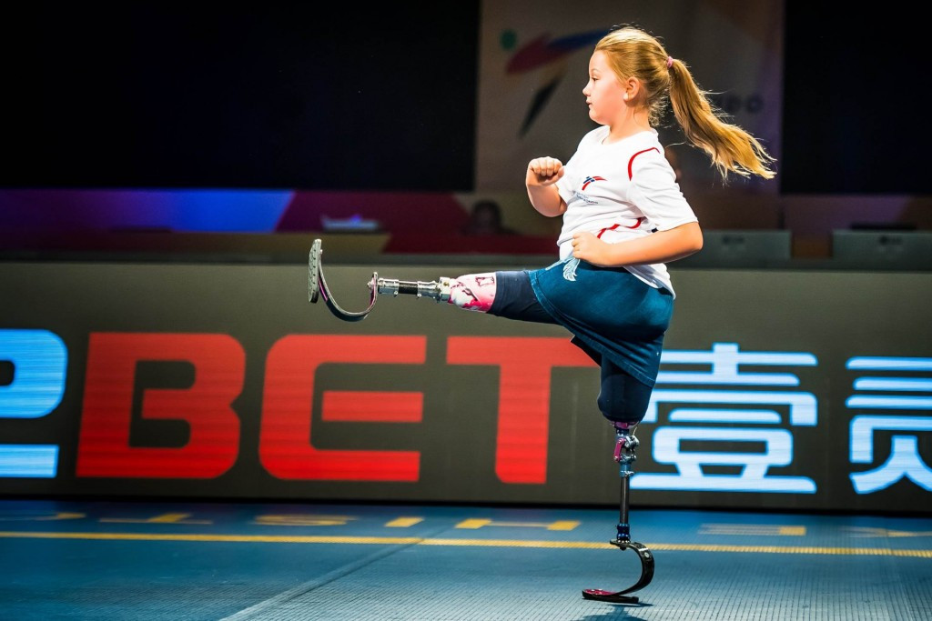 The crowd was treated to a demonstration of Para-poomsae by Maisie Catt whose presentation took place before Great Britain won a silver medal ©World Taekwondo