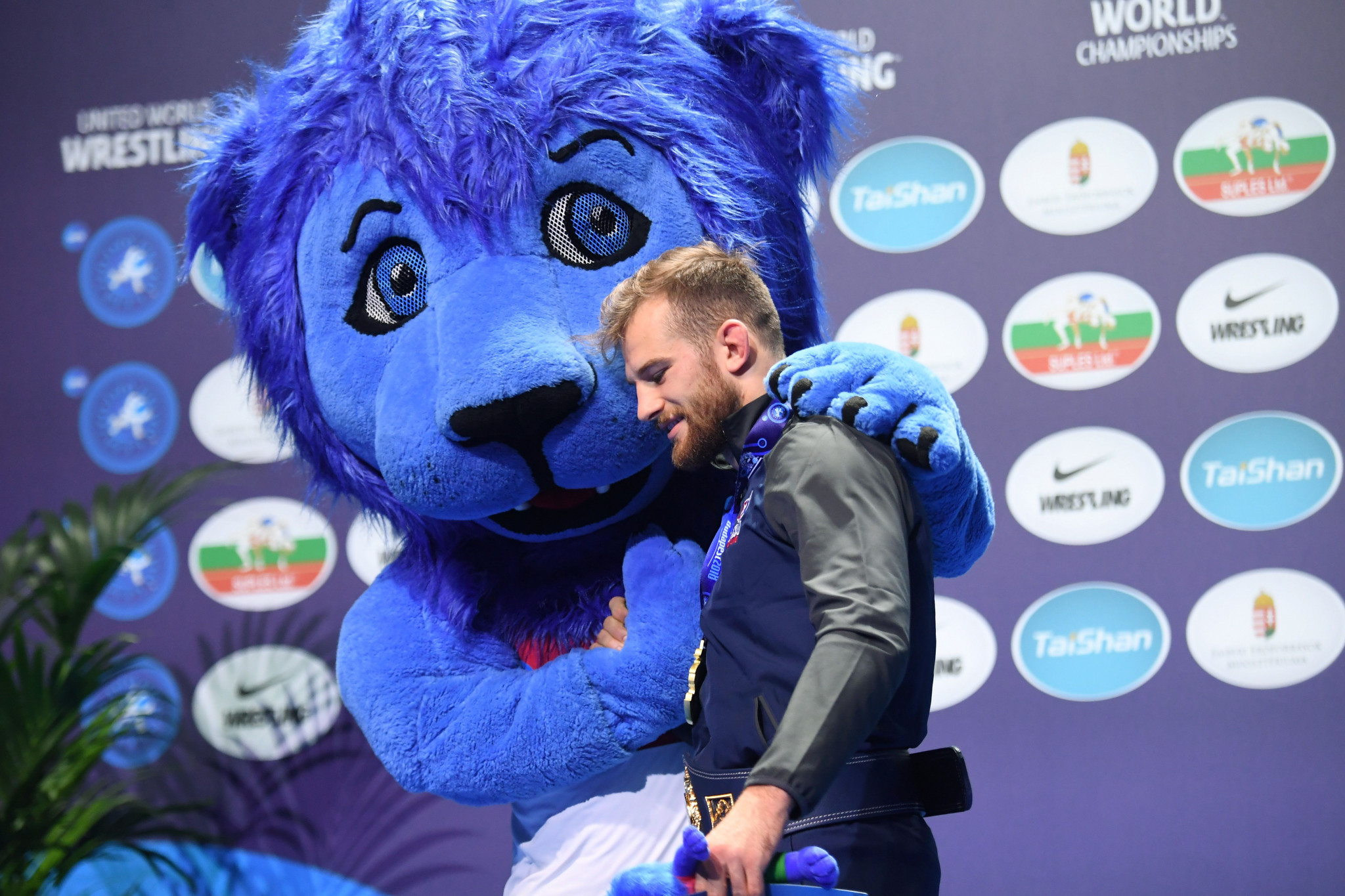 David Taylor III celebrated his gold medal in the 86kg class with the Championship's mascot Champlion ©Getty Images