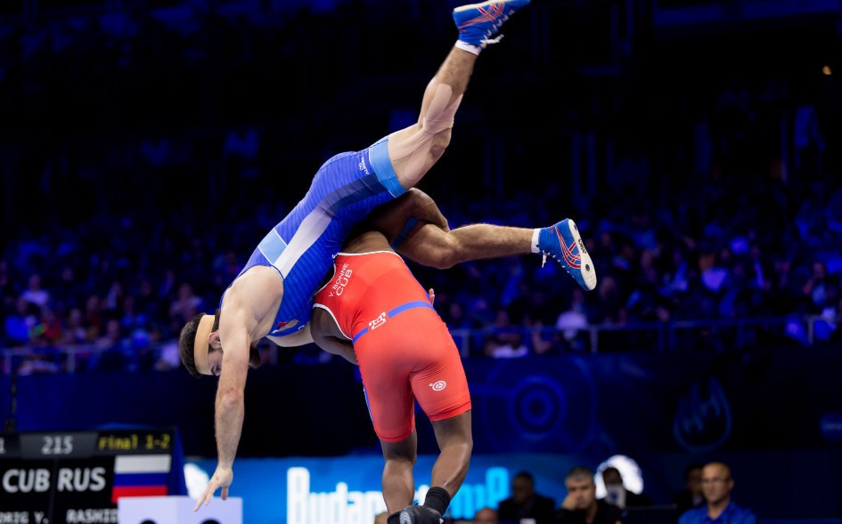 A spectacular throw by Yowlys Bonne Rodriguez, in red, helped him win gold in the 61kg freestyle class ©UWW