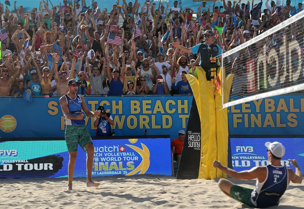  Nick Lucena and Phil Dalhausser celebrate after winning their semi-final ©AFP/Getty Images