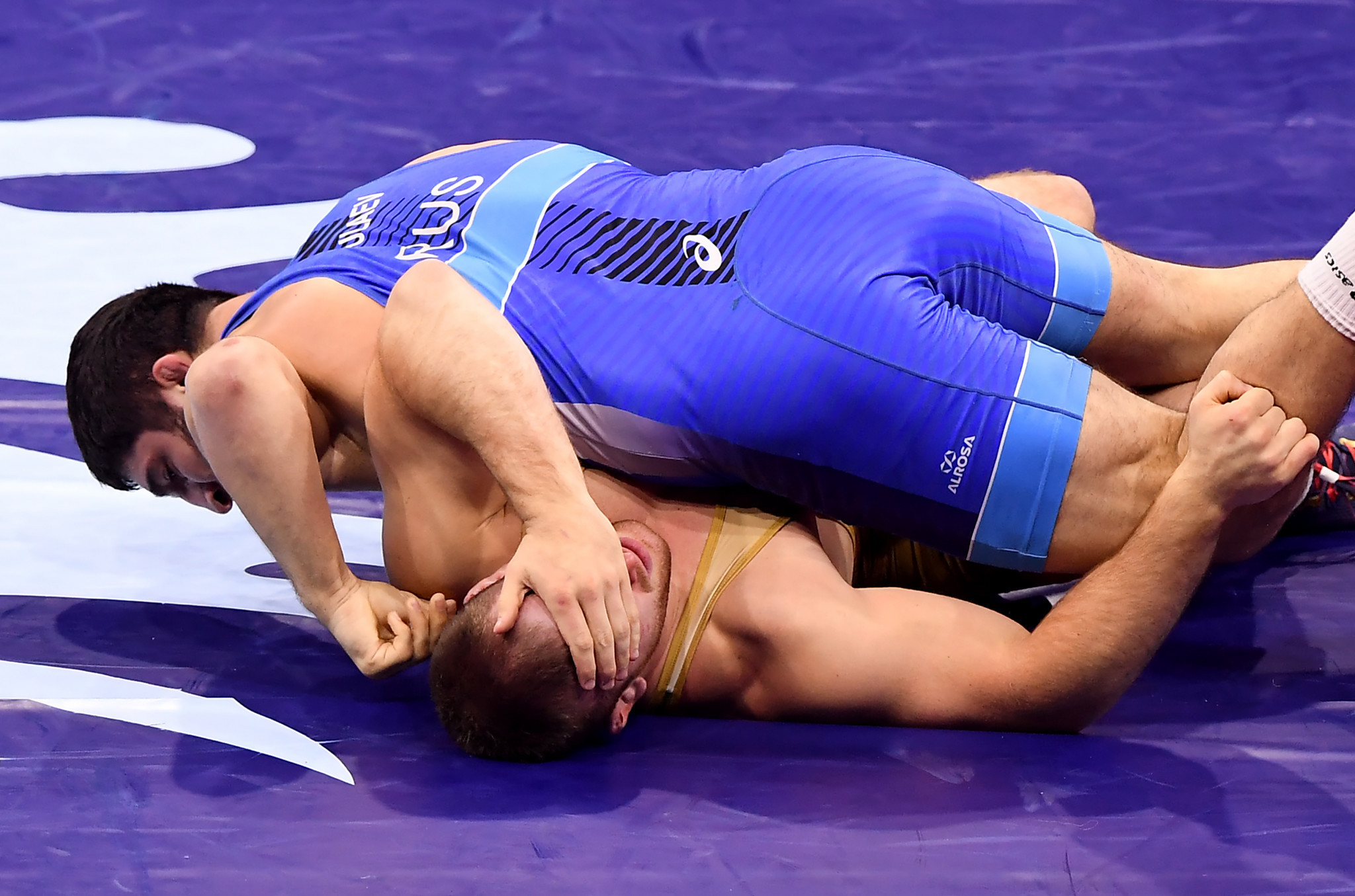 Abdulrashid Sadulaev, in blue, won by technical fall after just 70 seconds ©Getty Images