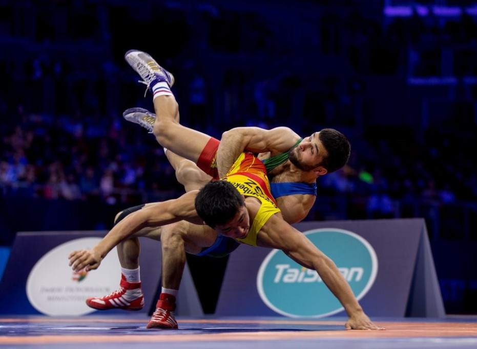 Eldaniz Azizli from Azerbaijan, in blue, won gold at 55kg tonight by technical fall after less than a minute ©UWW