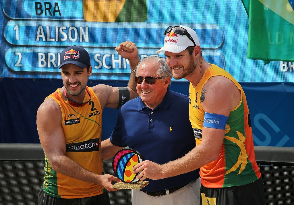 Alison Cerutti and Bruno Oscar Schmitt celebrate with FIVB President Ary Graca ©Getty Images