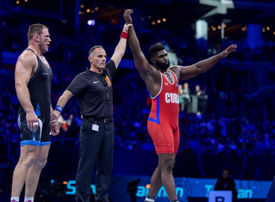 Cuba's Oscar Pino Hinds won the first medal match of the night to claim Greco-Roman bronze at 130kg ©UWW