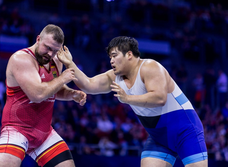 In the second bronze medal match at 130kg there was little to choose between the two wrestlers ©UWW