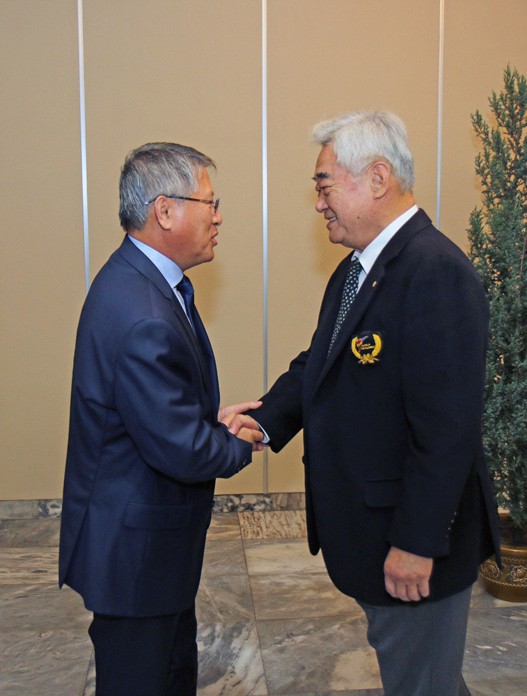 Chungwon Choue, right, meets with ITF counterpart Ri Yong Son ©World Taekwondo