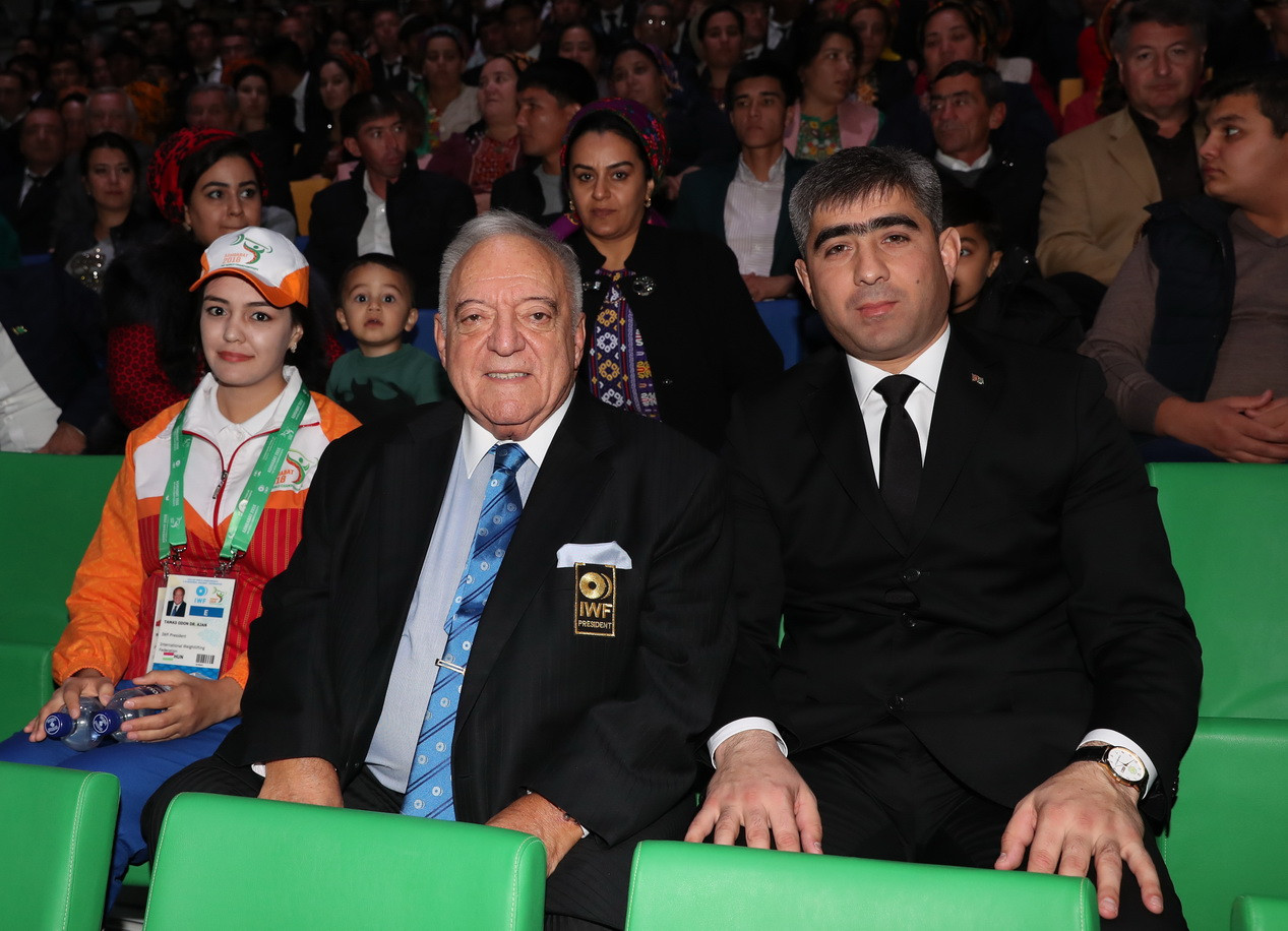 IWF President Tamás Aján enjoyed the show sat alongside Turkmenistan's Minister of Sport and Youth Policy, Dayanch Gulgeldiyew ©IWF