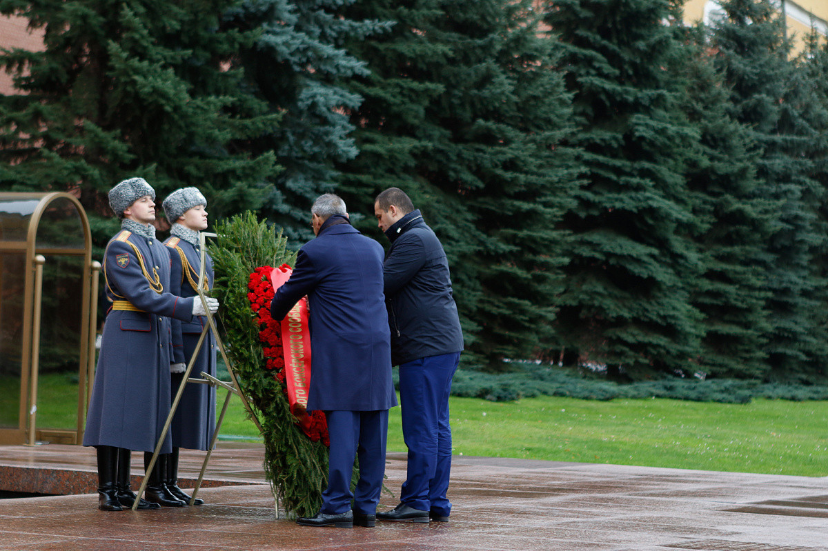 AIBA Interim President Gafur Rakhimov, left, laid flowers today at the Tomb of the Uknown Soldier in Moscow ©Boxing Federation of Russia 
