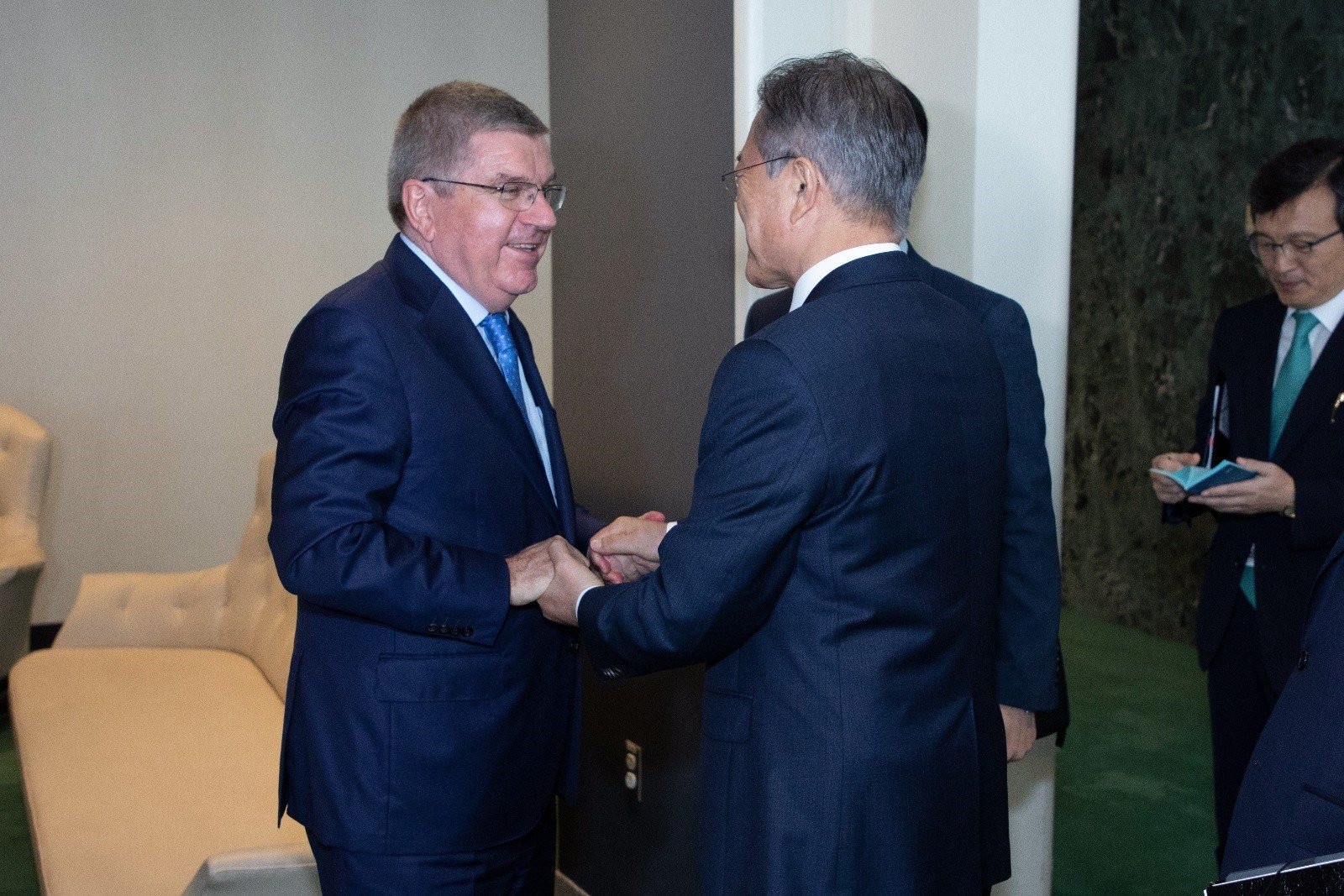 IOC President Thomas Bach held talks in Seoul last month regarding the joint bid for the 2032 Olympic and Paralympic Games with South Korean President Moon Jae-in ©IOC