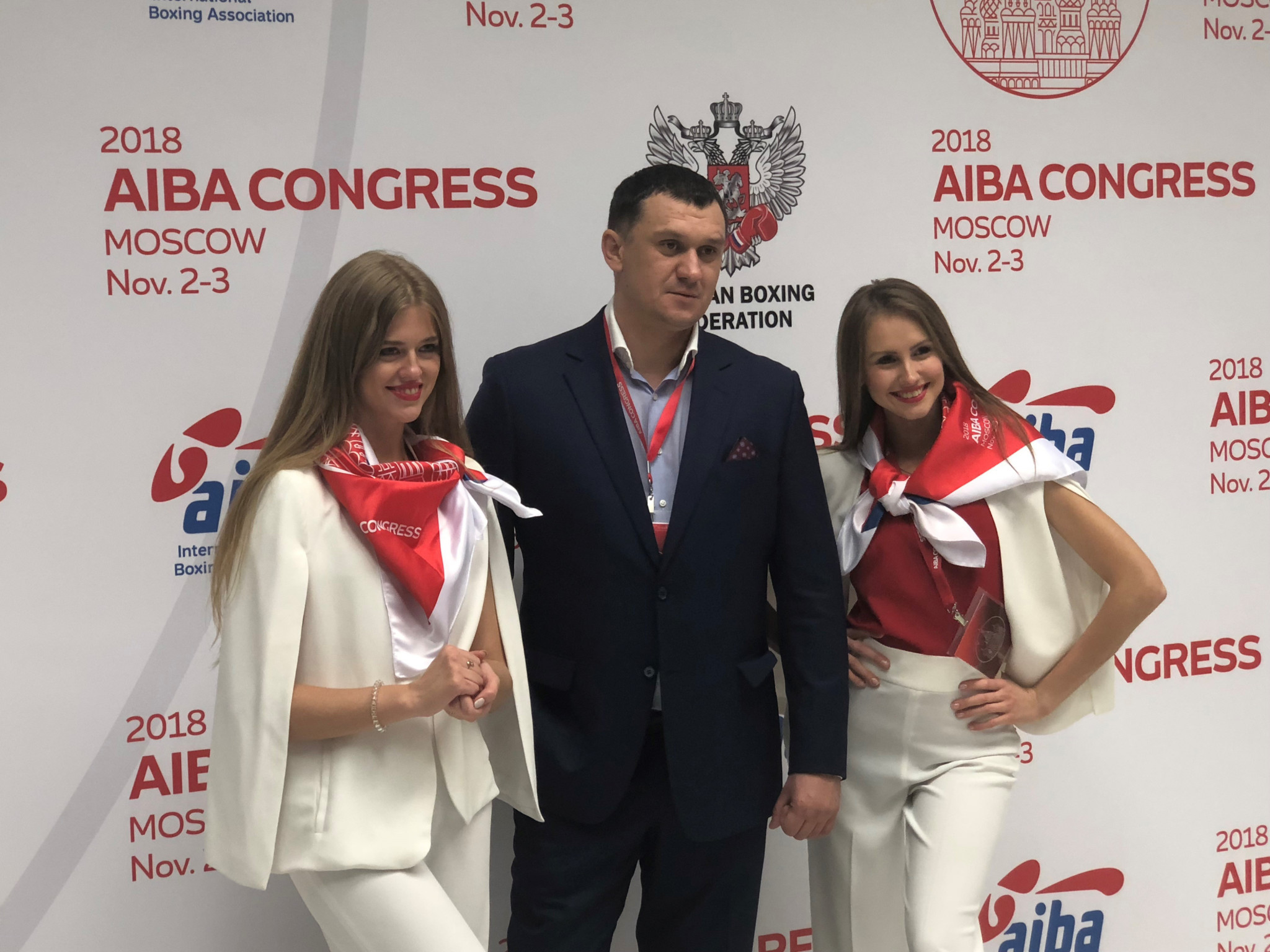 Delegates posed with staff working at the AIBA Congress to have their pictures taken ©ITG