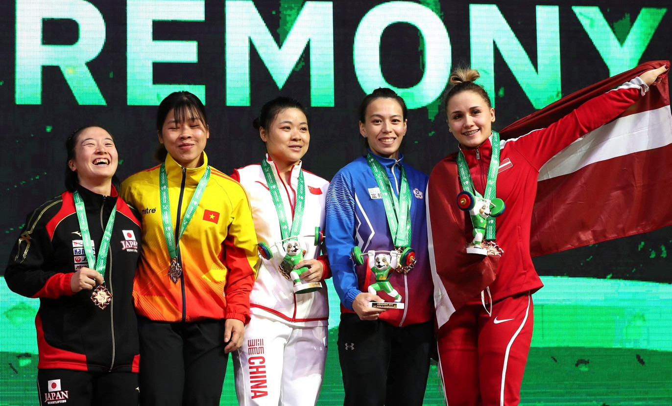 The one other category in which medals were won today was the women’s 59kg as Chinese Taipei’s Kuo Hsing-Chun, second from right, prevailed overall with a world standard-breaking total ©IWF