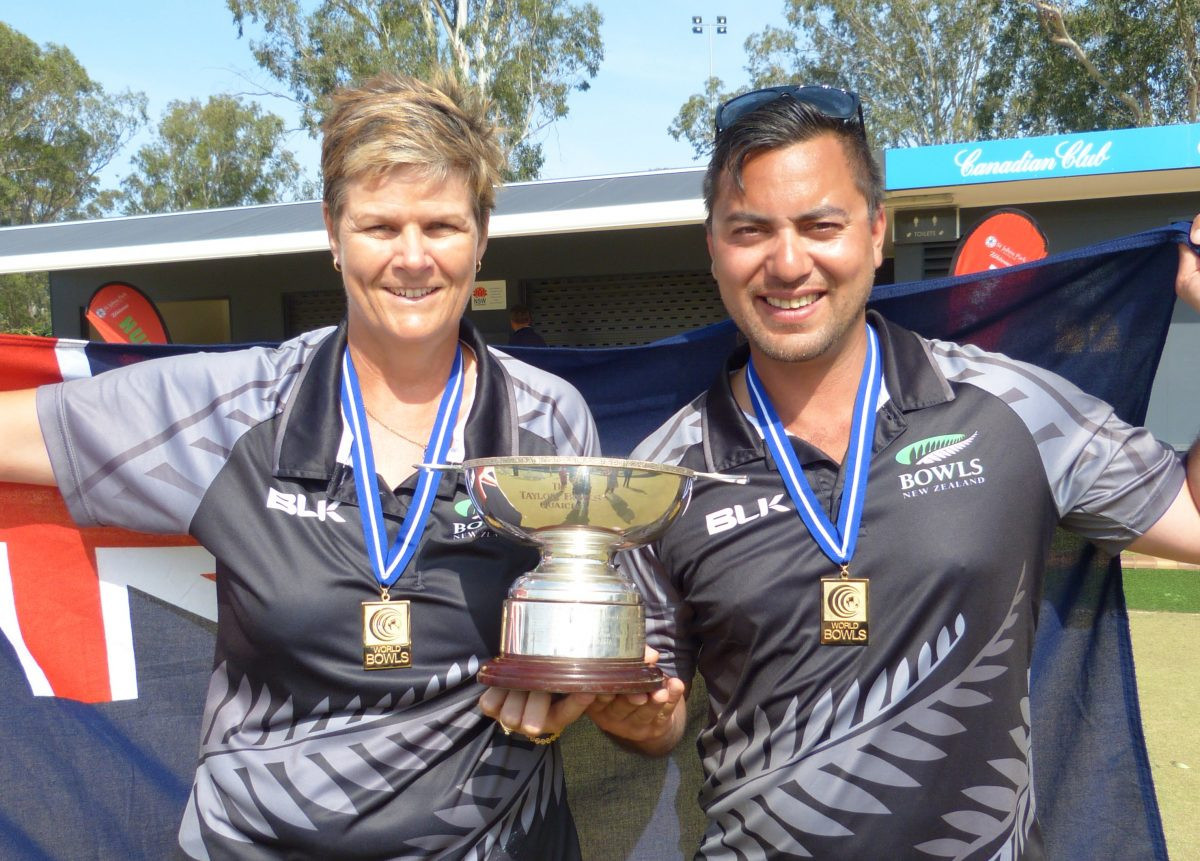 Jo Edwards and Shannon McIlroy were crowned winners of the World Bowls Champion of Champions event ©World Bowls