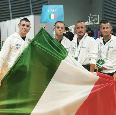Italy's delegation poses for a photograph prior to taking part in the Athletes' Parade ©FederPugilistica/Twitter 