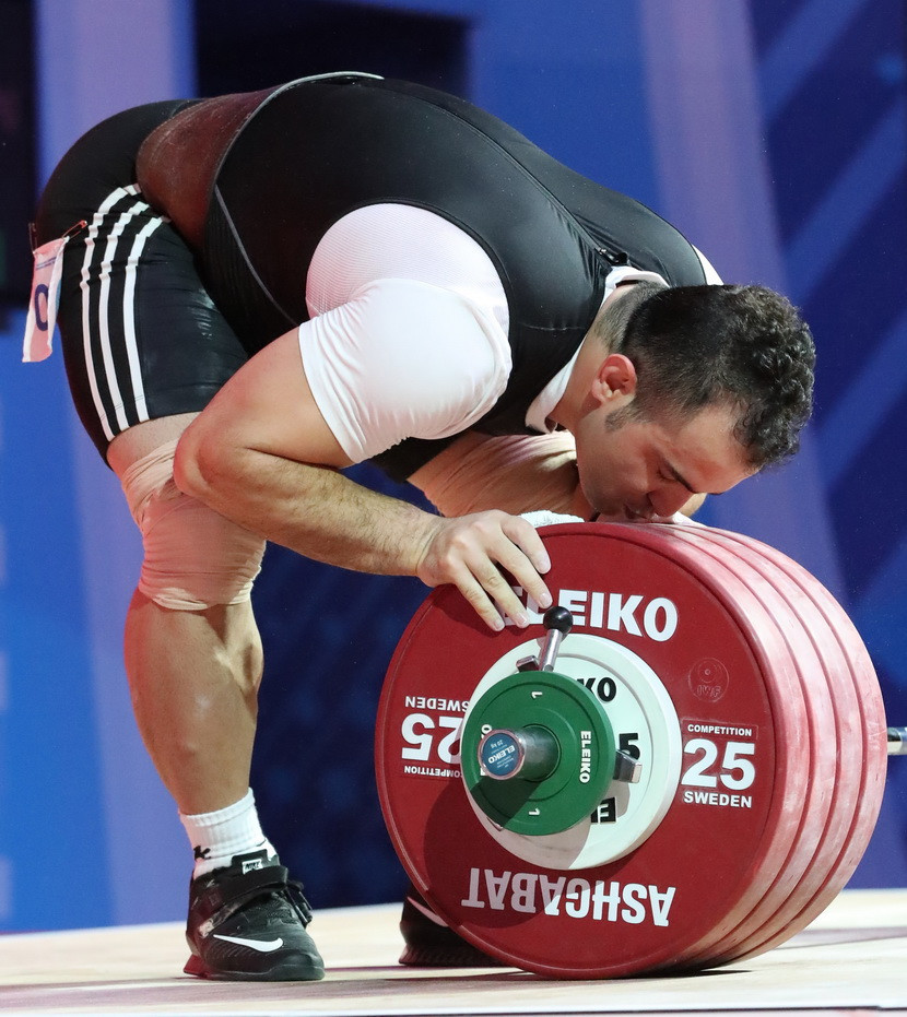 The 30-year-old Iranian broke world standards in the snatch, clean and jerk and total events ©IWF
